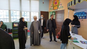 بازدید سرپرست مدیریت اسناد قم از کتابخانه مرکزی قم