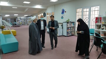 بازدید سرپرست مدیریت اسناد قم از کتابخانه مرکزی قم