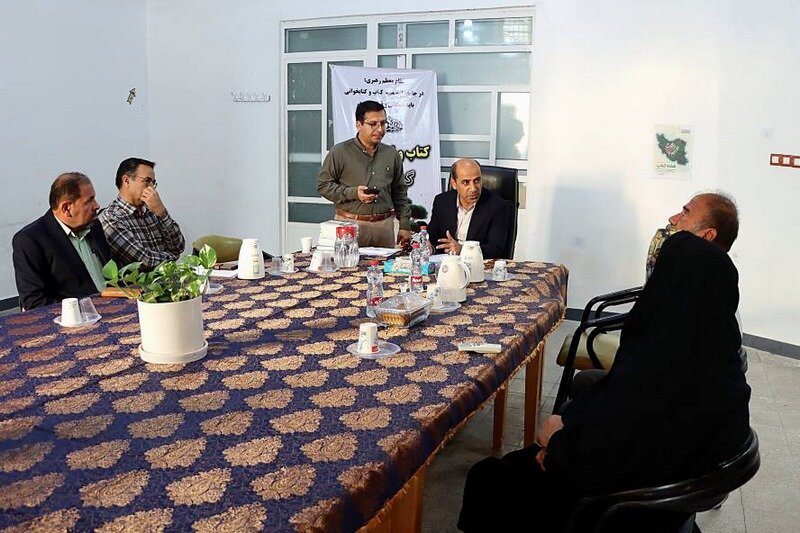 دیدار چهره‌ به‌ چهره فرماندار دشتی با شهروندان در کتابخانه خورموج