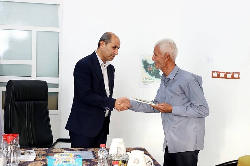 دیدار چهره‌ به‌ چهره فرماندار دشتی با شهروندان در کتابخانه خورموج