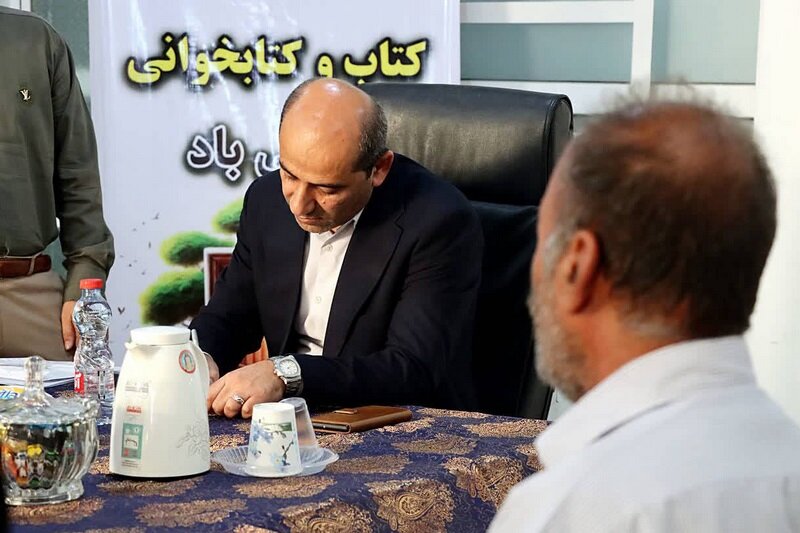 دیدار چهره‌ به‌ چهره فرماندار دشتی با شهروندان در کتابخانه خورموج