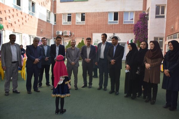 زنگ کتابخوانی در مدرسه ابتدایی معارف شیراز نواخته شد