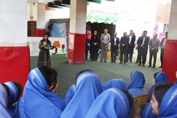 زنگ کتابخوانی در مدرسه ابتدایی معارف شیراز نواخته شد