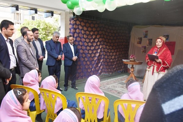 زنگ کتابخوانی در مدرسه ابتدایی معارف شیراز نواخته شد