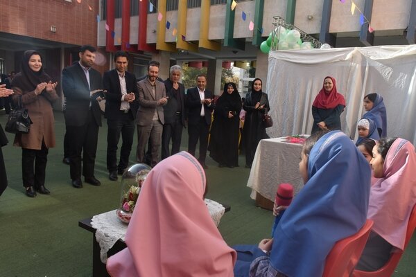 زنگ کتابخوانی در مدرسه ابتدایی معارف شیراز نواخته شد