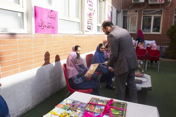 زنگ کتابخوانی در مدرسه ابتدایی معارف شیراز نواخته شد