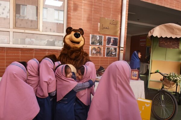 زنگ کتابخوانی در مدرسه ابتدایی معارف شیراز نواخته شد