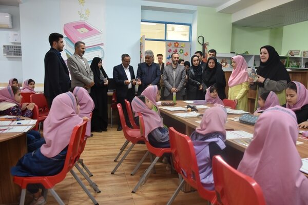 زنگ کتابخوانی در مدرسه ابتدایی معارف شیراز نواخته شد