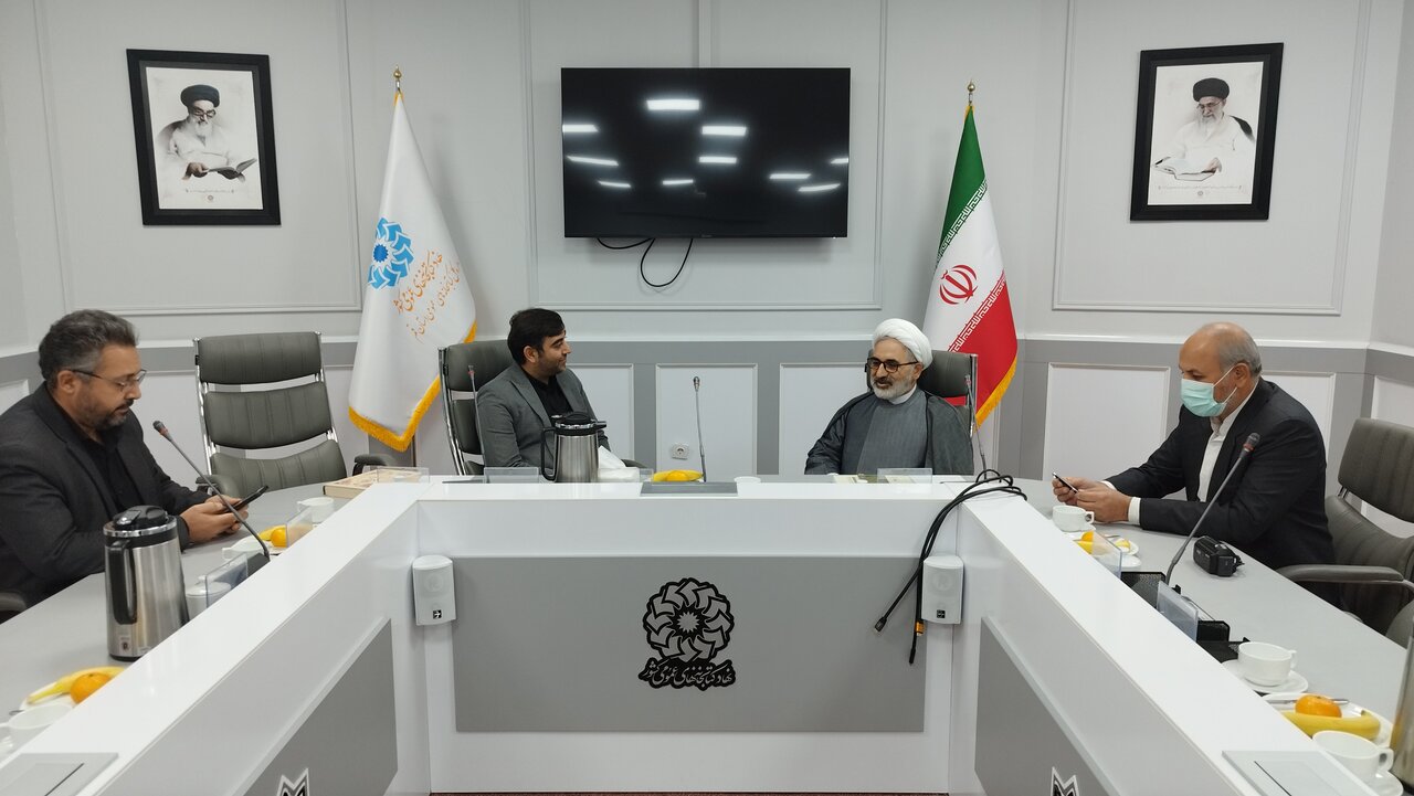 بازدید سرپرست مدیریت اسناد و کتابخانه ملی استان قم از کتابخانه مرکزی قم