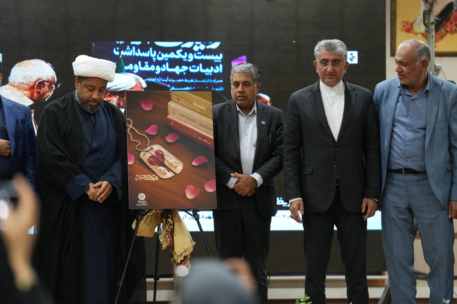 از رونمایی تقریظ رهبری تا تجلیل از کتابداران؛ روزی برای قهرمانان ملی و عرصه دانایی