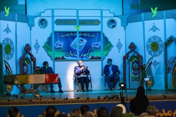 رونمایی از کتاب «قهرمان بی ادعا» در شهر دلیجان