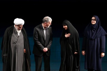 رونمایی از تقریظ رهبر انقلاب بر کتاب‌های «تب ناتمام»، «همسفر آتش و برف» و «خانوم ماه»