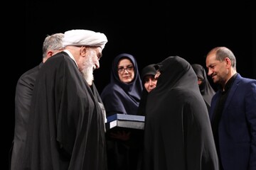 رونمایی از تقریظ رهبر انقلاب بر کتاب‌های «تب ناتمام»، «همسفر آتش و برف» و «خانوم ماه»