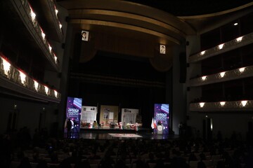 رونمایی از تقریظ رهبر انقلاب بر کتاب‌های «تب ناتمام»، «همسفر آتش و برف» و «خانوم ماه»