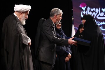 رونمایی از تقریظ رهبر انقلاب بر کتاب‌های «تب ناتمام»، «همسفر آتش و برف» و «خانوم ماه»