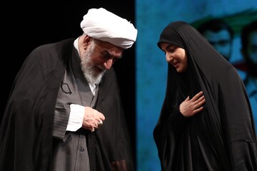 رونمایی از تقریظ رهبر انقلاب بر کتاب‌های «تب ناتمام»، «همسفر آتش و برف» و «خانوم ماه»