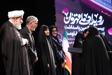 رونمایی از تقریظ رهبر انقلاب بر کتاب‌های «تب ناتمام»، «همسفر آتش و برف» و «خانوم ماه»