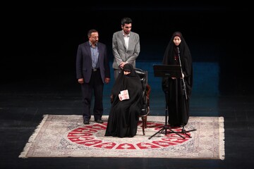 رونمایی از تقریظ رهبر انقلاب بر کتاب‌های «تب ناتمام»، «همسفر آتش و برف» و «خانوم ماه»