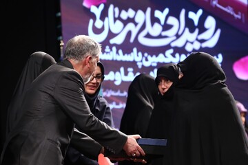 رونمایی از تقریظ رهبر انقلاب بر کتاب‌های «تب ناتمام»، «همسفر آتش و برف» و «خانوم ماه»