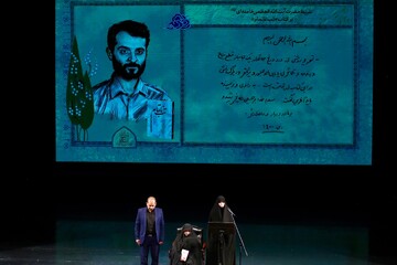 رونمایی از تقریظ رهبر انقلاب بر کتاب‌های «تب ناتمام»، «همسفر آتش و برف» و «خانوم ماه»