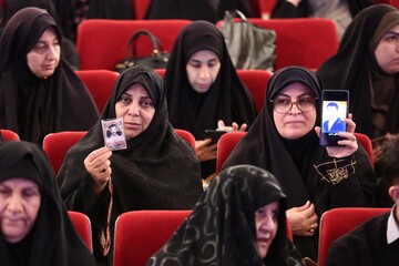 رونمایی از تقریظ رهبر انقلاب بر کتاب‌های «تب ناتمام»، «همسفر آتش و برف» و «خانوم ماه»