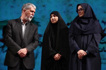 رونمایی از تقریظ رهبر انقلاب بر کتاب‌های «تب ناتمام»، «همسفر آتش و برف» و «خانوم ماه»