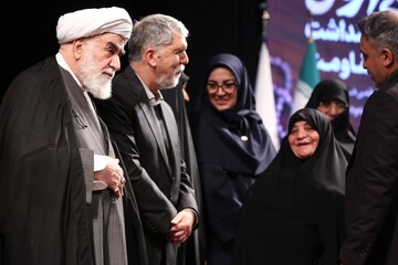 رونمایی از تقریظ رهبر انقلاب بر کتاب‌های «تب ناتمام»، «همسفر آتش و برف» و «خانوم ماه»