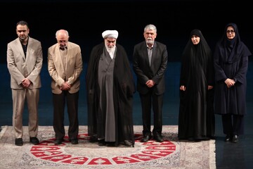 رونمایی از تقریظ رهبر انقلاب بر کتاب‌های «تب ناتمام»، «همسفر آتش و برف» و «خانوم ماه»