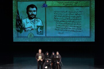 رونمایی از تقریظ رهبر انقلاب بر کتاب‌های «تب ناتمام»، «همسفر آتش و برف» و «خانوم ماه»