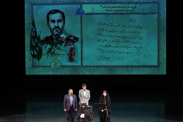 رونمایی از تقریظ رهبر انقلاب بر کتاب‌های «تب ناتمام»، «همسفر آتش و برف» و «خانوم ماه»