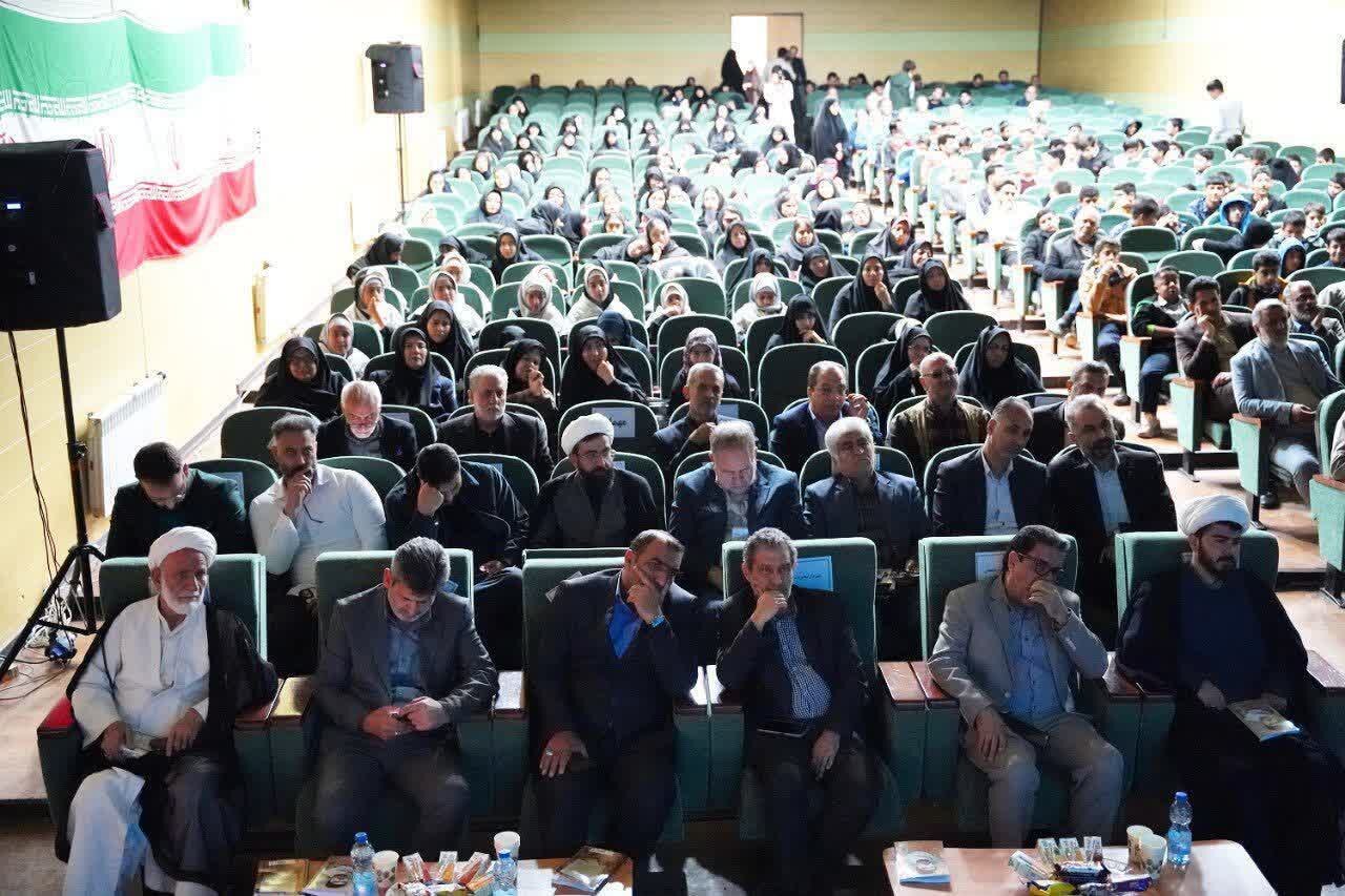 آیین رونمایی از کتاب «قهرمان بیادعا» در شهر دلیجان برگزار شد