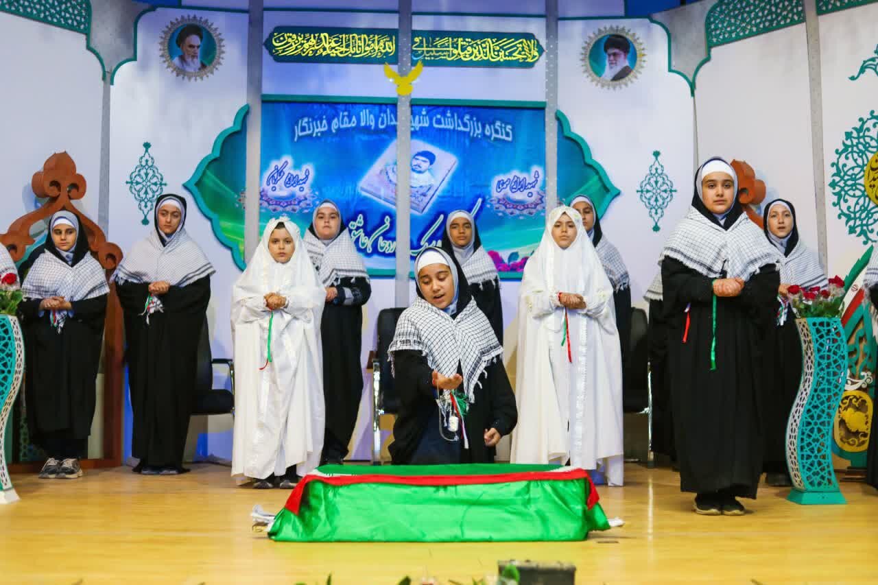 آیین رونمایی از کتاب «قهرمان بیادعا» در شهر دلیجان برگزار شد