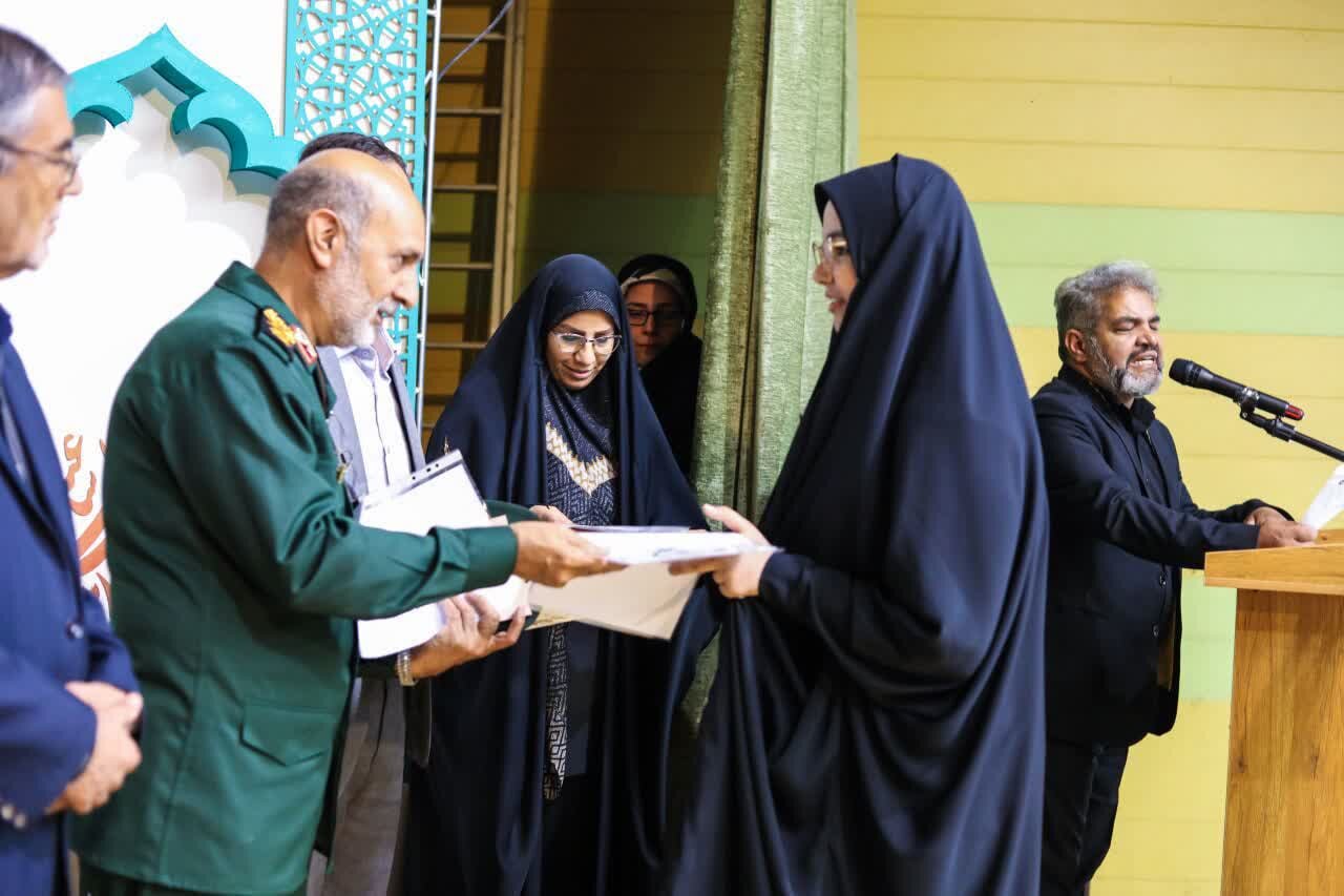 آیین رونمایی از کتاب «قهرمان بیادعا» در شهر دلیجان برگزار شد