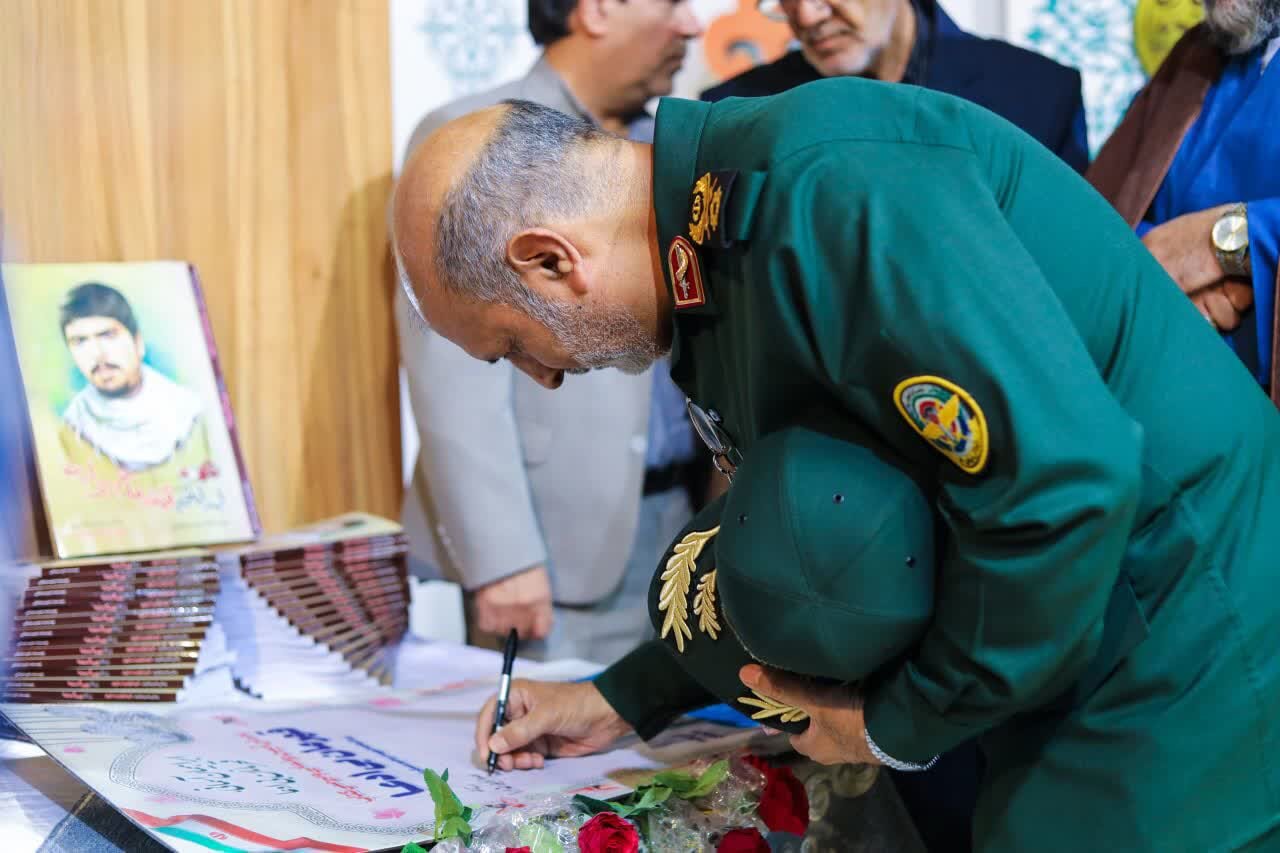 آیین رونمایی از کتاب «قهرمان بی‌ادعا» در شهر دلیجان برگزار شد