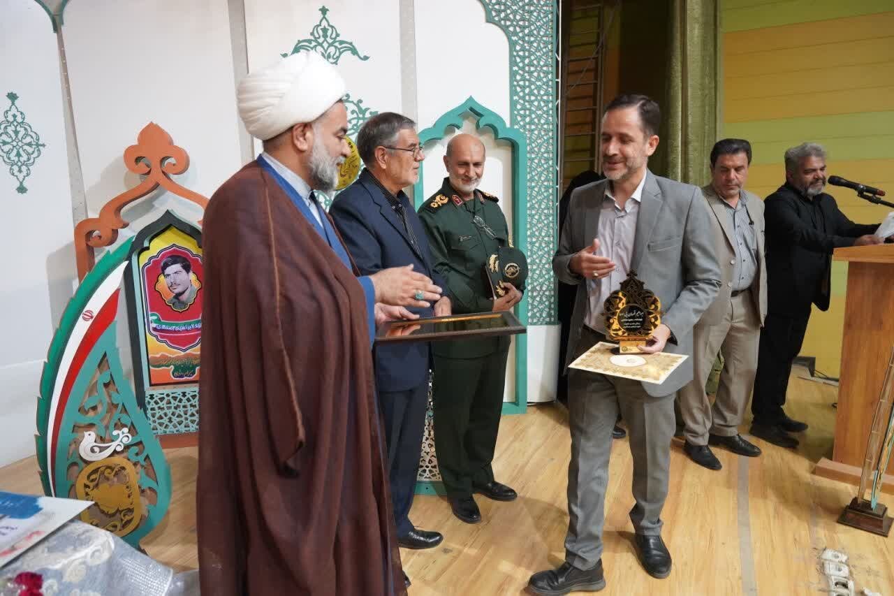 آیین رونمایی از کتاب «قهرمان بی‌ادعا» در شهر دلیجان برگزار شد