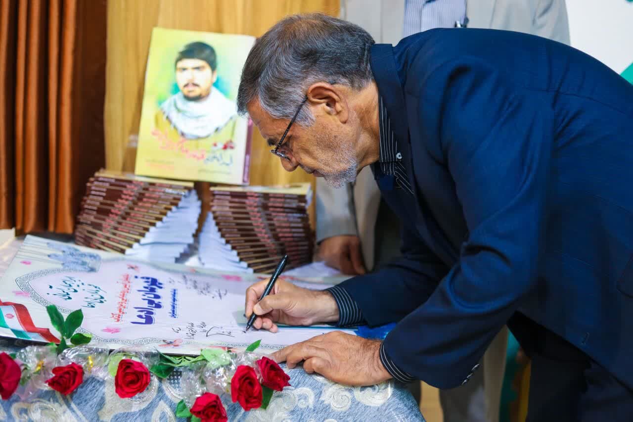 آیین رونمایی از کتاب «قهرمان بیادعا» در شهر دلیجان برگزار شد