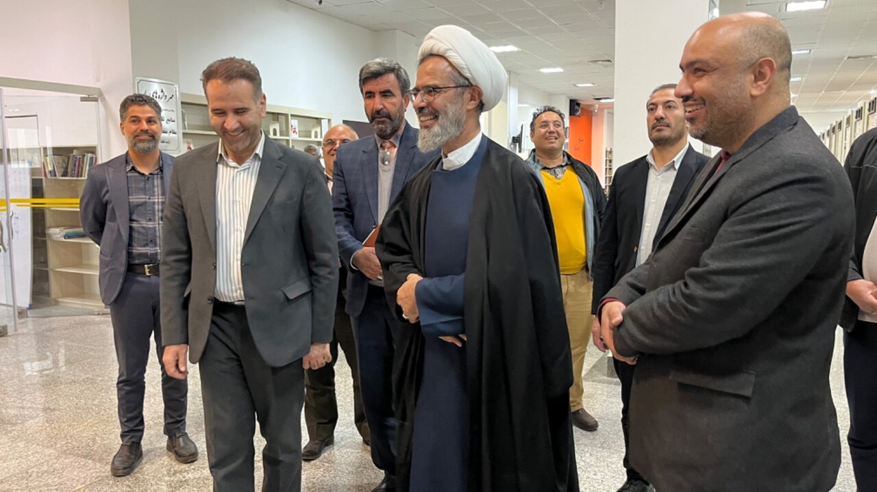 نماینده ولی‌فقیه در خراسان شمالی از کتابخانه عمومی مرکزی بجنورد بازدید کرد