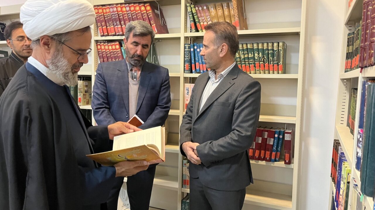 نماینده ولیفقیه در خراسان شمالی از کتابخانه عمومی مرکزی بجنورد بازدید کرد