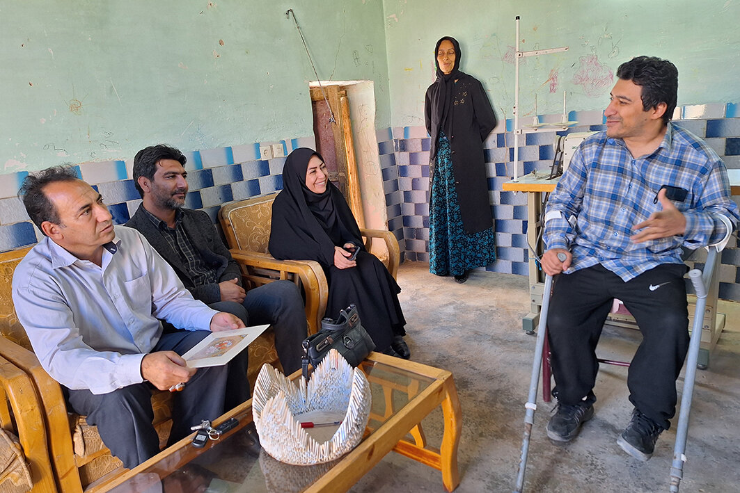 تجلیل از جوان ایوانی در مسیر ترویج کتابخوانی روستایی