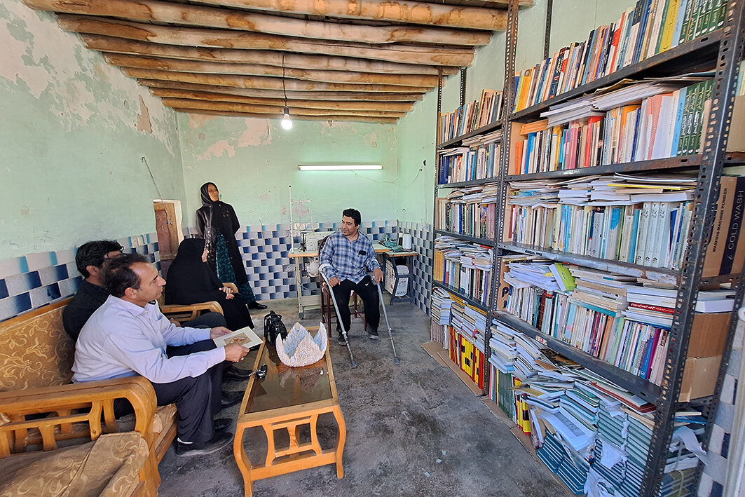 تجلیل از جوان ایوانی در مسیر ترویج کتابخوانی روستایی