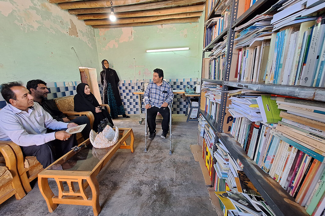 تجلیل از جوان ایوانی در مسیر ترویج کتابخوانی روستایی