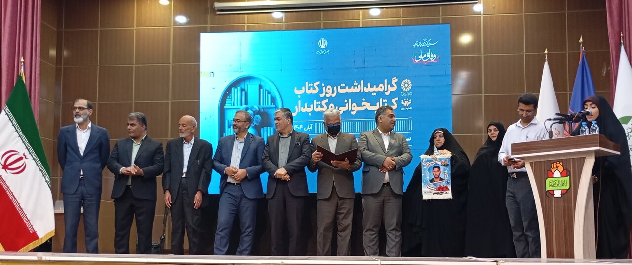 مراسم انتشار تقریظ مقام معظم رهبری برسه کتاب در حوزه مقاومت