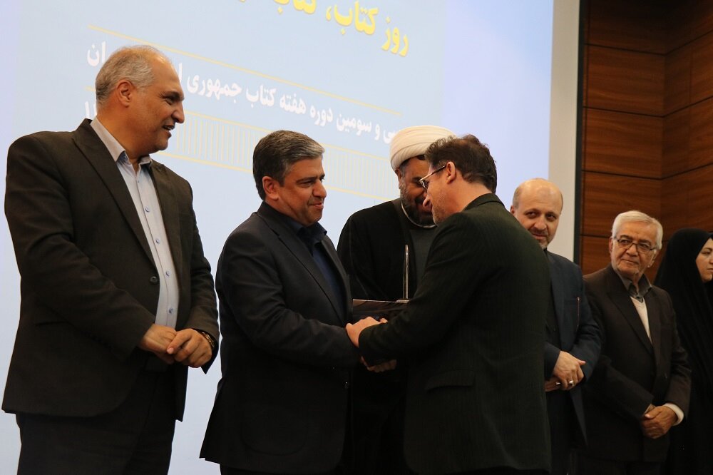 آیین تجلیل از فعالان عرصه کتاب و کتابخوانی در اردبیل برگزار شد