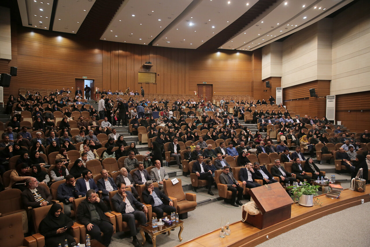 کتابخانه‌ها با عشق، علاقه و مسئولیت‌پذیریِ کتابداران استان فارس مدیریت و نگهداری می‌شوند