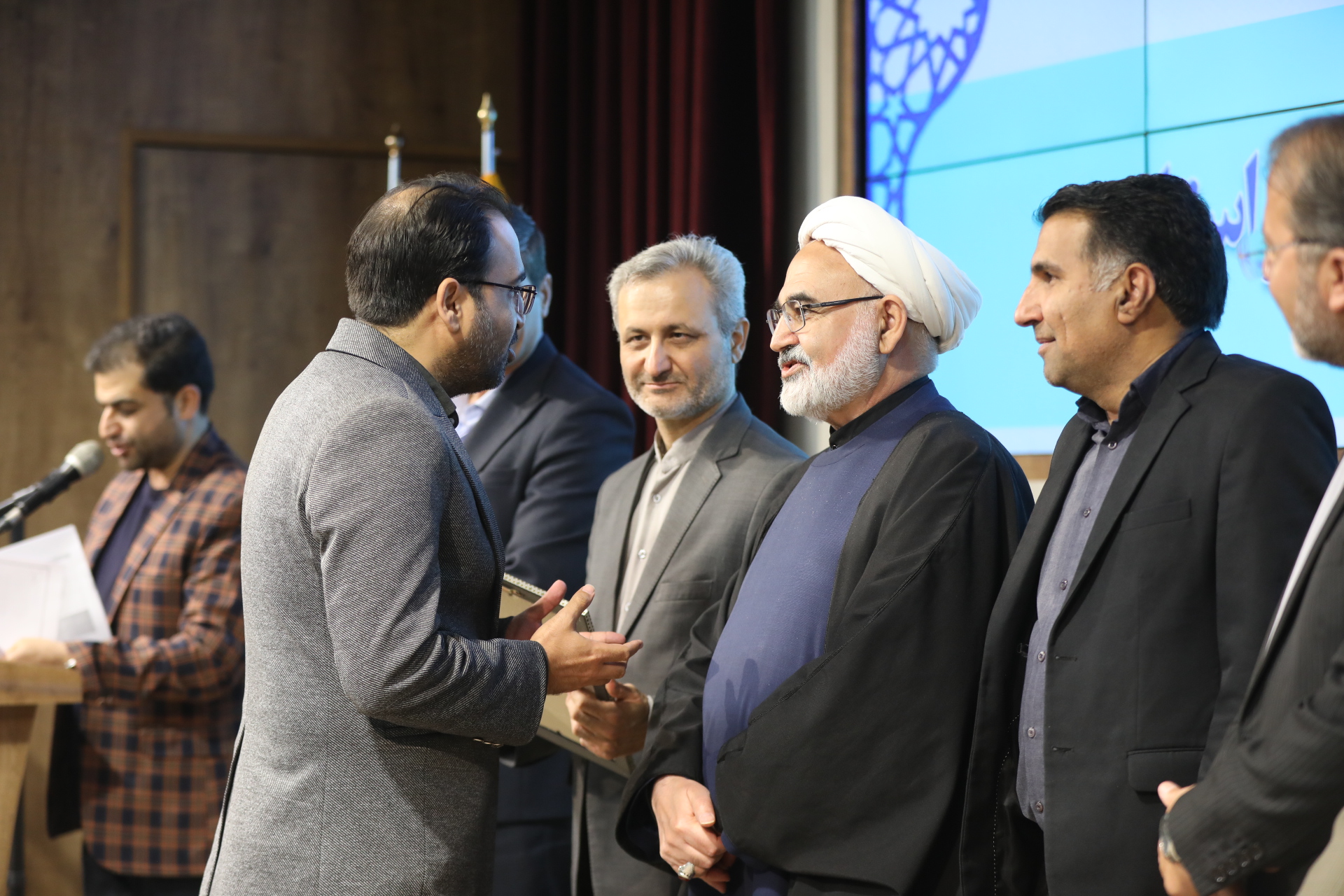 معرفی برگزیدگان استانی سی و سومین هفته کتاب جمهوری اسلامی ایران