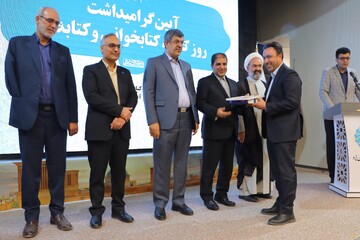 آیین گرامیداشت روزکتاب،کتابخوانی و کتابدار در یزد همراه با آئین رونمایی از تقریظ مقام معظم رهبری بر سه کتاب