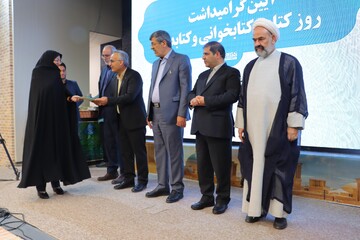 آیین گرامیداشت روزکتاب،کتابخوانی و کتابدار در یزد همراه با آئین رونمایی از تقریظ مقام معظم رهبری بر سه کتاب