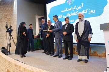 آیین گرامیداشت روزکتاب،کتابخوانی و کتابدار در یزد همراه با آئین رونمایی از تقریظ مقام معظم رهبری بر سه کتاب