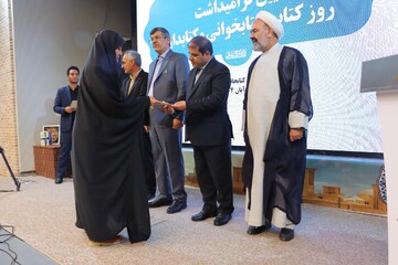 آیین گرامیداشت روزکتاب،کتابخوانی و کتابدار در یزد همراه با آئین رونمایی از تقریظ مقام معظم رهبری بر سه کتاب