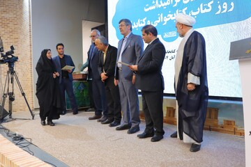 آیین گرامیداشت روزکتاب،کتابخوانی و کتابدار در یزد همراه با آئین رونمایی از تقریظ مقام معظم رهبری بر سه کتاب